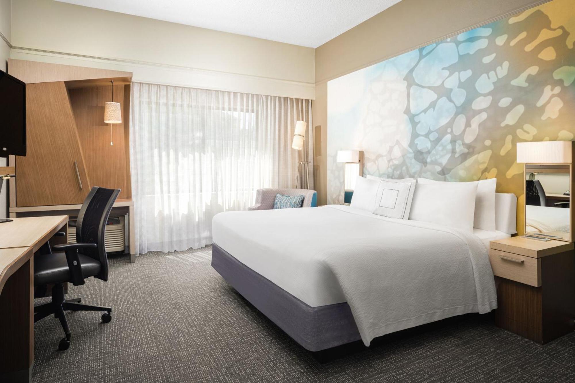 Courtyard Airport Hotel 3*